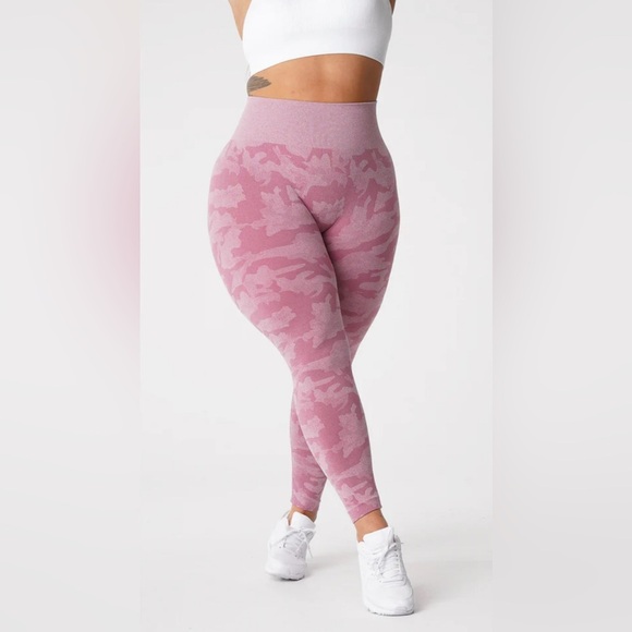 Pastel Pink Camo Seamless Leggings, size L - Picture 3 of 11